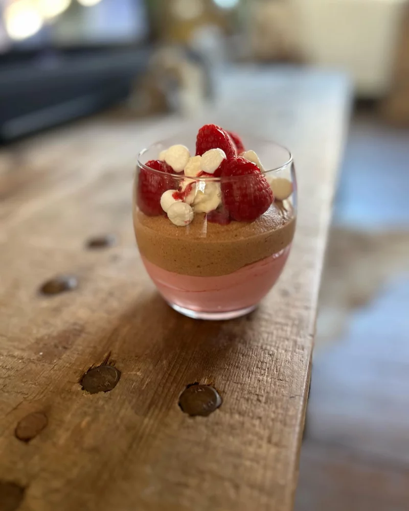 Dessert met chocolade mousse, frambozen en witte chocolade van Trattoria Kapellen